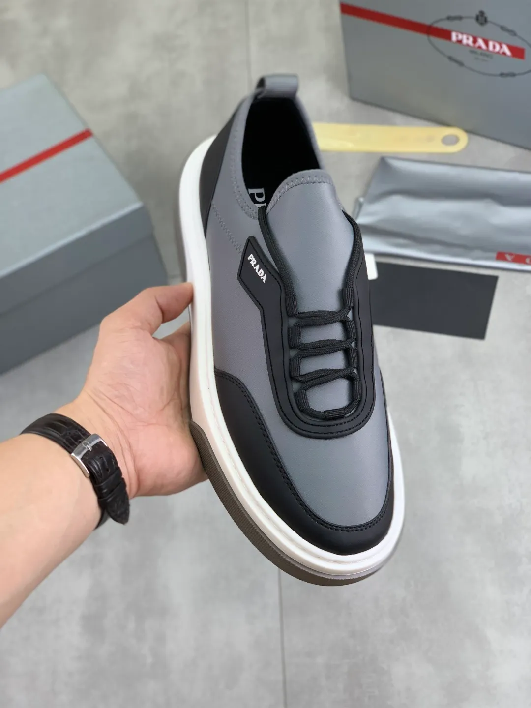 Men's shoes 💰P560💰[New style] popular models are on the official website, 🆘 Trendy brand (Prada) mainly promotes popular models, avant-garde and versatile fashion men's shoes private version mold opening, cowhide surface splicing 1:1.. Fashionable and simple, original imported cowhide lining cowhide feet; the atmosphere and personality are more fashionable, eye-catching and pursuing class. It will subvert the old idea and be a must-have for fashionistas with you! Must keep it for yourself! Tall and comfortable, large and low, high-end quality workmanship. Size: 38-44 3️⃣colors available.